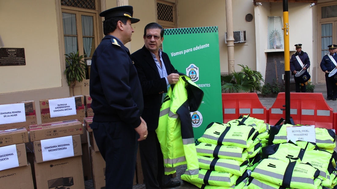 Entrega_de_elementos_policiales_01