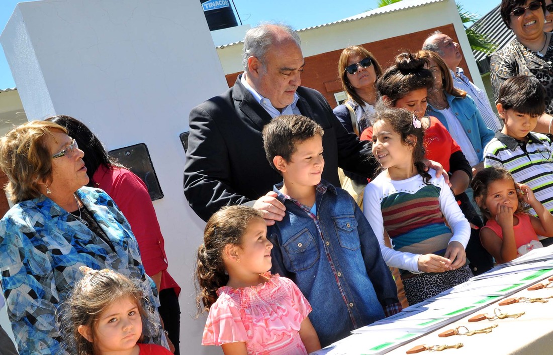 Colombi_en_lavalle_-_entrega_de_viviendas_(1)