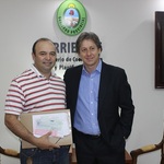 Vischi_entrego_subsidio_a_carlos_aguilar__padre_de_emanuel