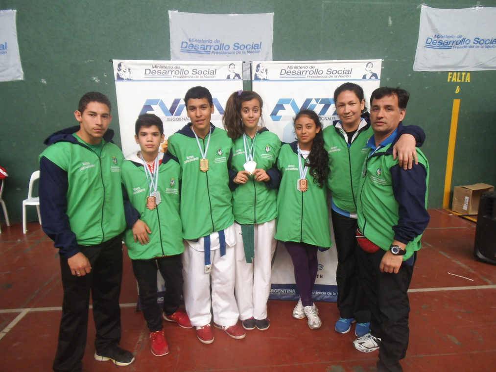 Equipo_de_taekowndo_con_sus_medallas