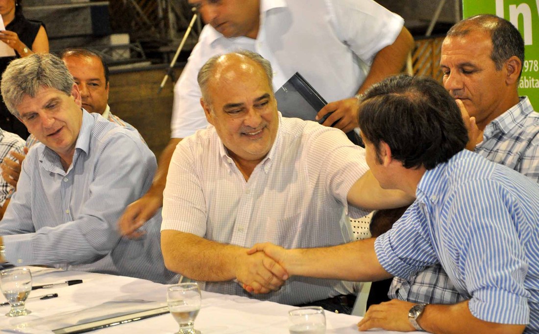 Colombi_en_mercedes_-_firma_de_convenios_con_clubes_(1)