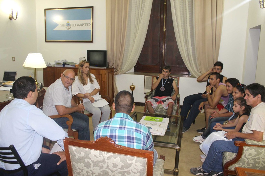 Img_3823_ministro_vignolo_con_chicos_de_kick_boking_1