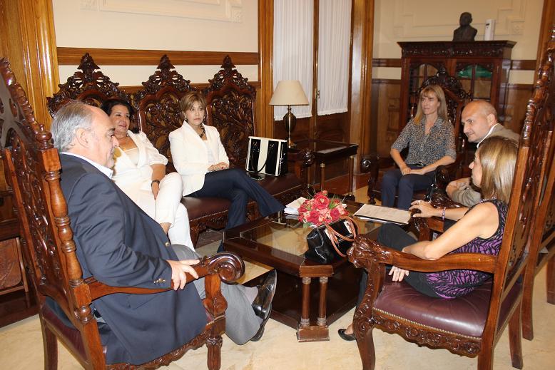 Gobernador_con_senadores_006_1_