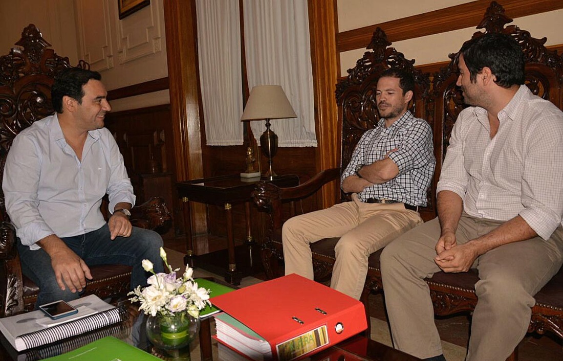 Gobernador_y_ministro_vara_con_productores(1)